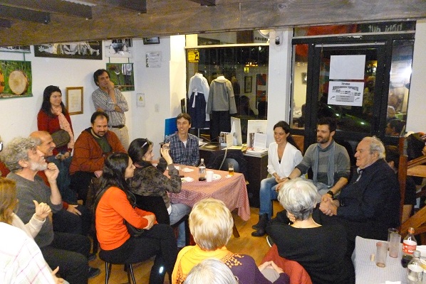 Luego de la presentación del film en la sala del Teatro San Martín, Amaia y Aitor Merino debatieron, conversaron y compartieron unos pintxos con los socios y amigos de Euskaltzaleak (foto EuskalKultura.com)